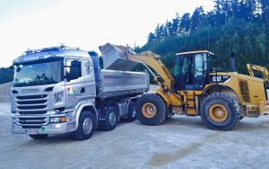 Scania R580 von Radlader beladen