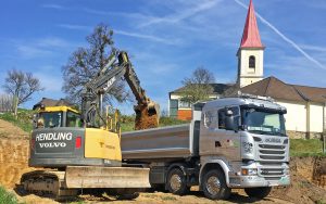 Aushub - Volvo Bagger und Scania LKW