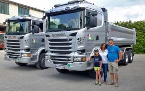 Über uns - Martin, Margit und Natalie Hendling mit 2 Scania LKW
